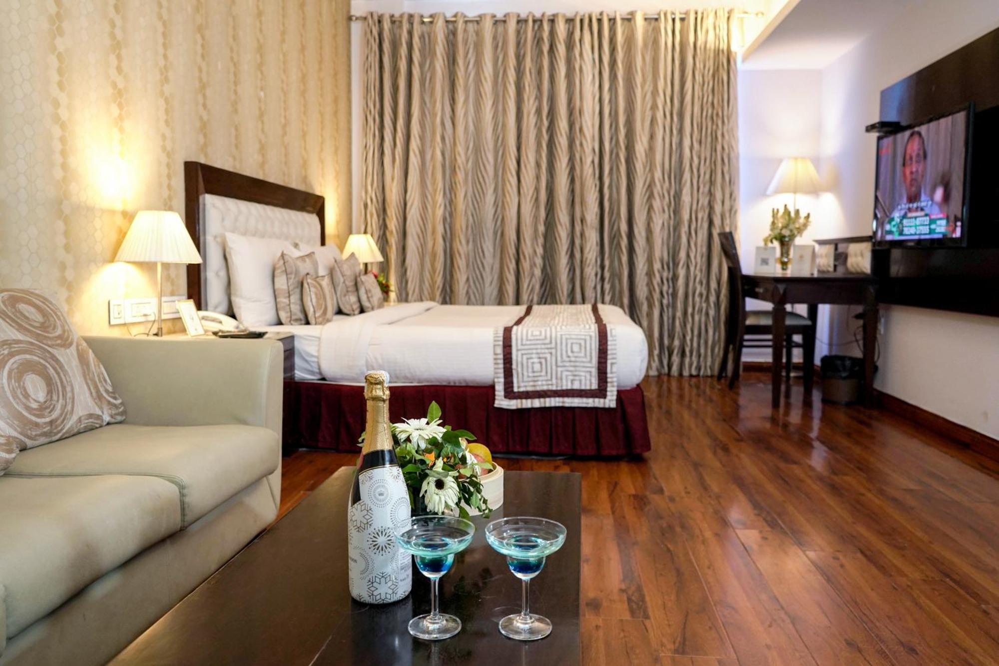 Treehouse Queens Pearl Gurgaon Exterior foto